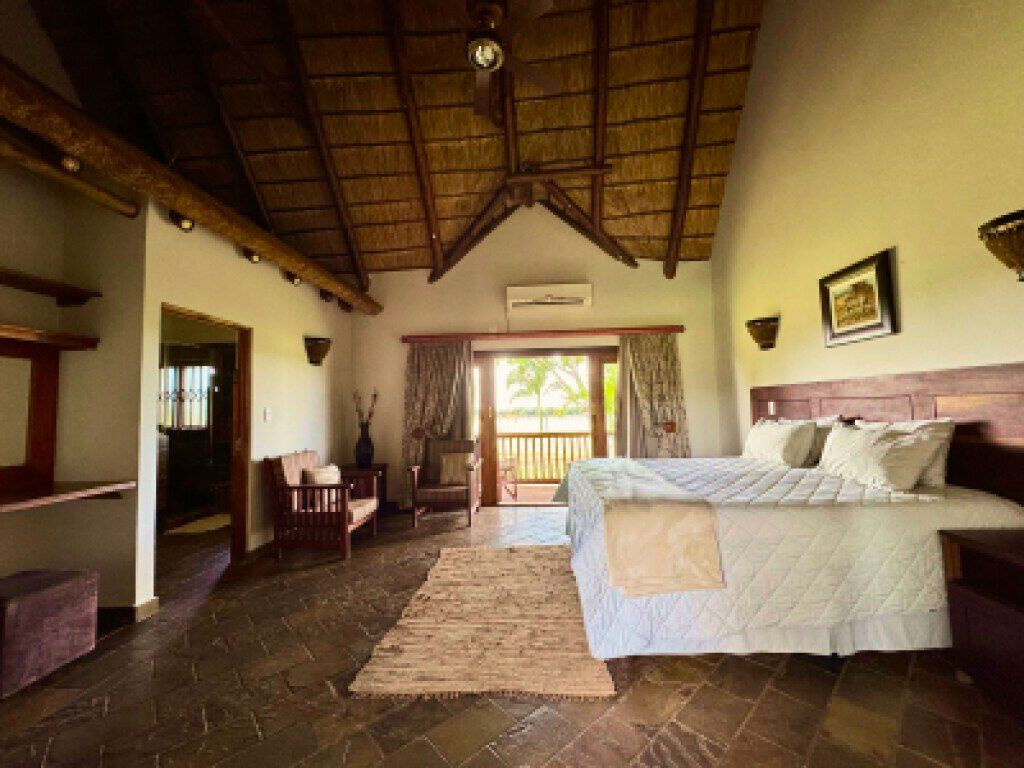 Chambre climatisée du lodge avec vue sur le bush