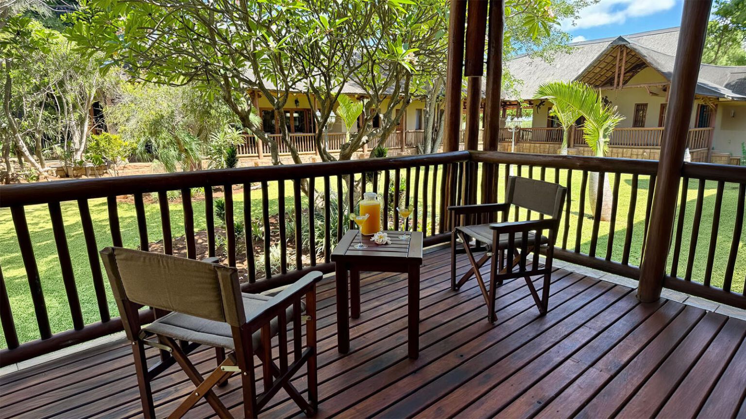 Jardin luxuriant du lodge Blue Safari