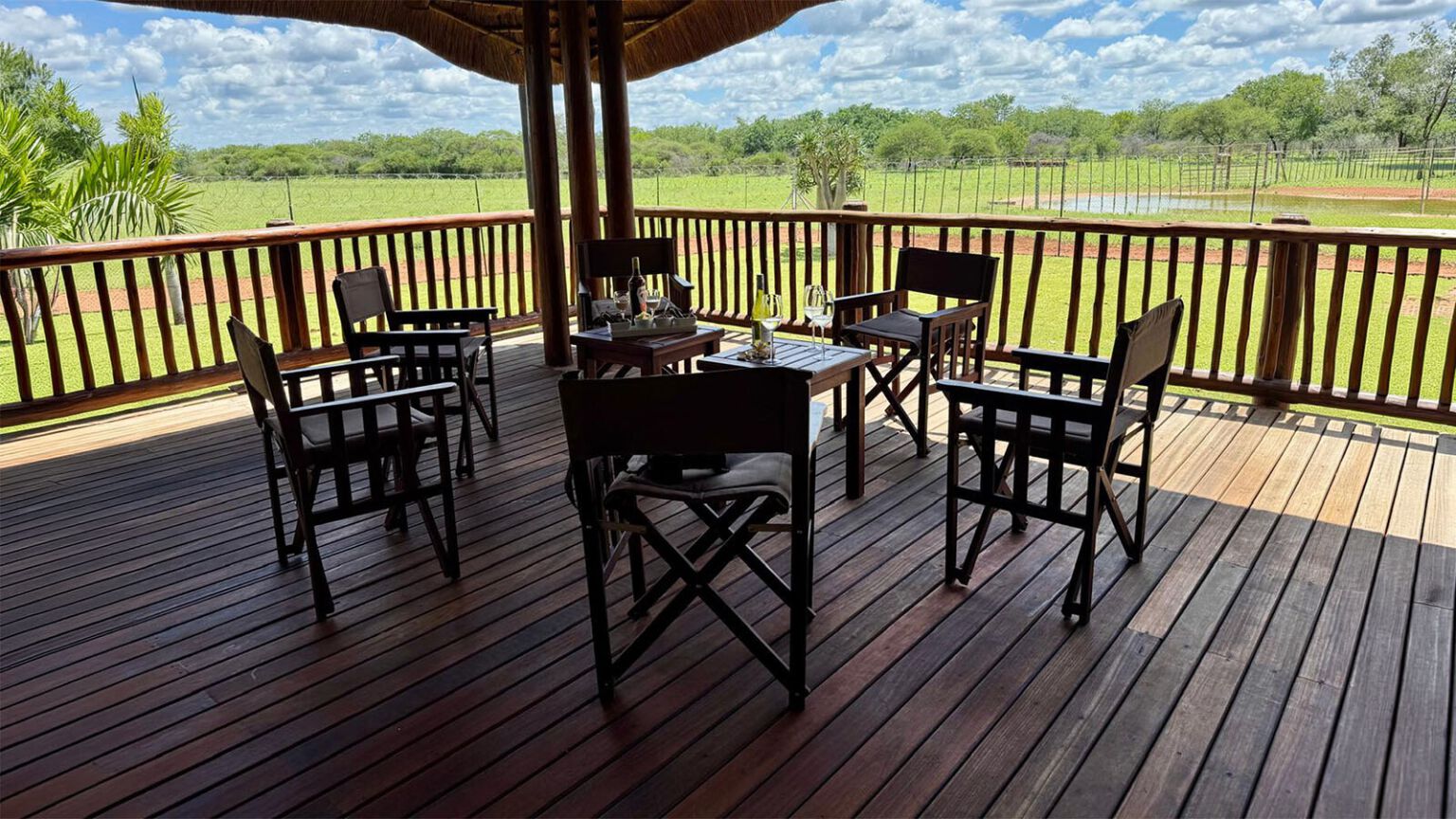 Terrasse en bois du lodge Blue Safari