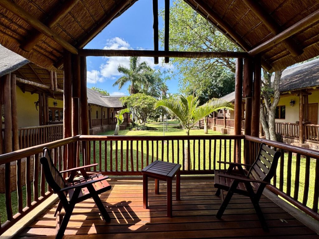 Terrasse du lodge de chasse Blue Safari face au bush